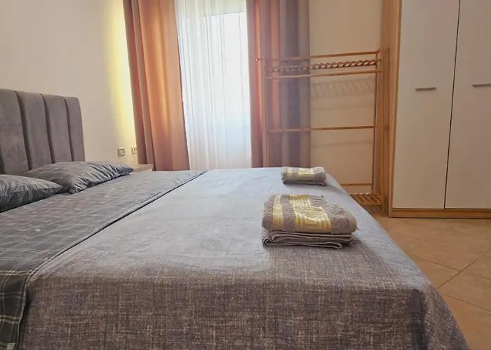 New Bazaar Side Bliss 2 Bed With Free Garage Appartement Tirana