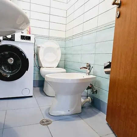 아파트 New Bazaar Side Bliss 2 Bed With Free Garage 티라나